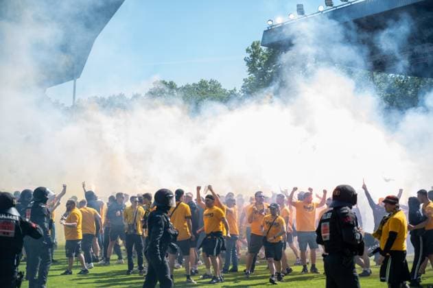 10 05 2025, xhfmx, Fußball 3 Liga, SV Waldhof Mannheim Dynamo Dresden After the final whistle, Dynamo Dresden fans storm the pitch with pyrotechnics DFL DFB REGULATIONS PROHIBIT ANY USE OF PHOTOGRAPHS as IMAGE SEQUENCES and or QUASI VIDEO Mannheim