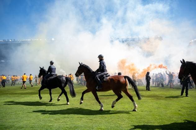 10 05 2025, xhfmx, Fußball 3 Liga, SV Waldhof Mannheim Dynamo Dresden A cavalcade comes onto the pitch In the background the Dynamo fans with pyrotechnics DFL DFB REGULATIONS PROHIBIT ANY USE OF PHOTOGRAPHS as IMAGE SEQUENCES and or QUASI VIDEO Mannheim
