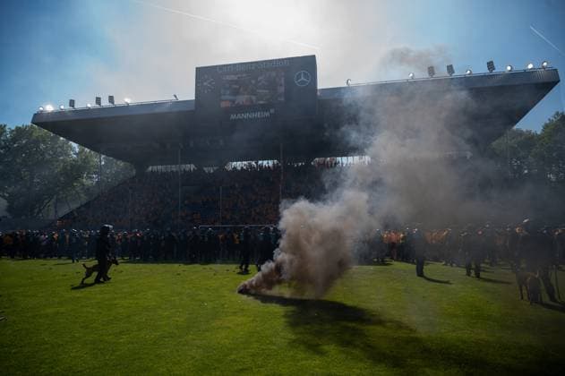10 05 2025, xhfmx, Fußball 3 Liga, SV Waldhof Mannheim Dynamo Dresden A black smoking pot in front of the Dynamo Block DFL DFB REGULATIONS PROHIBIT ANY USE OF PHOTOGRAPHS as IMAGE SEQUENCES and or QUASI VIDEO Mannheim