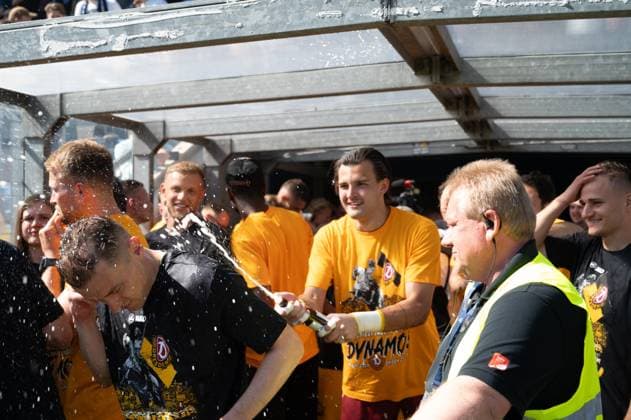 10 05 2025, xhfmx, Soccer 3 Liga, SV Waldhof Mannheim Dynamo Dresden Beer shower in the players tunnel under the Dynamo Dresden fans DFL DFB REGULATIONS PROHIBIT ANY USE OF PHOTOGRAPHS as IMAGE SEQUENCES and or QUASI VIDEO Mannheim