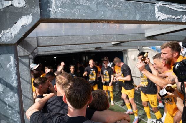 10 05 2025, xhfmx, Soccer 3 Liga, SV Waldhof Mannheim Dynamo Dresden Beer shower in the Dynamo players tunnel DFL DFB REGULATIONS PROHIBIT ANY USE OF PHOTOGRAPHS as IMAGE SEQUENCES and or QUASI VIDEO Mannheim