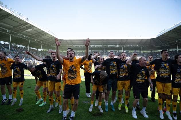 10 05 2025, xhfmx, Fußball 3 Liga, SV Waldhof Mannheim Dynamo Dresden Dynamo players celebrate the promotion with the fans in front of the block DFL DFB REGULATIONS PROHIBIT ANY USE OF PHOTOGRAPHS as IMAGE SEQUENCES and or QUASI VIDEO Mannheim