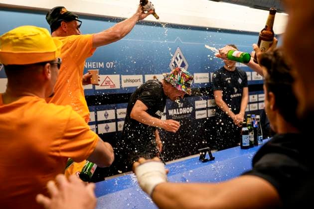 SG Dynamo Dresden players give Thomas Stamm coach, head coach, SGD a beer shower, at the post-match press conference, PK, press conference, press event, media event, 10 05 2025, Mannheim Germany , Football, 3 Liga, SV Waldhof Mannheim SG Dynamo Dresden, DFB DFL REGULATIONS PROHIBIT ANY USE OF PHOTOGRAPHS AS IMAGE SEQUENCES AND OR QUASI VIDEO xozx