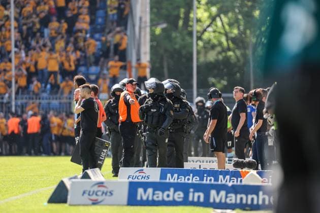 Storming the pitch by the fans of SG Dynamo Dresden and SV Waldhof Mannheim at SV Waldhof Mannheim SG Dynamo Dresden on 10 05 25 at Carl Benz Stadium, Mannheim xamx Photo Alfio Marino Copyright: