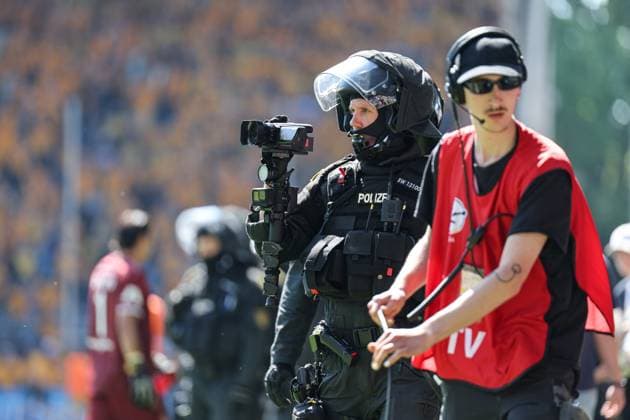 Police operation due to the danger of a pitch storm at SV Waldhof Mannheim SG Dynamo Dresden on 10 05 25 at Carl Benz Stadium, Mannheim xamx Photo Alfio Marino Copyright: