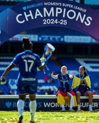 GB. London 10 MAY: Sjoeke Nusken and Mayra Ramirez of Chelsea FC celebrate with a trophy during the Barclays Women s Super League match between Chelsea FC and Liverpool FC at Stamford Bridge on May 10, 2025 in London, England. Photo Sebastian Frej Chelsea FC v Liverpool FC, WSL Copyright: xSebastianxFrejx