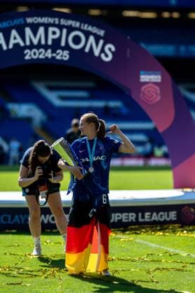 GB. London 10 MAY: Sjoeke Nusken of Chelsea FC celebrate with a trophy during the Barclays Women s Super League match between Chelsea FC and Liverpool FC at Stamford Bridge on May 10, 2025 in London, England. Photo Sebastian Frej Chelsea FC v Liverpool FC, WSL Copyright: xSebastianxFrejx