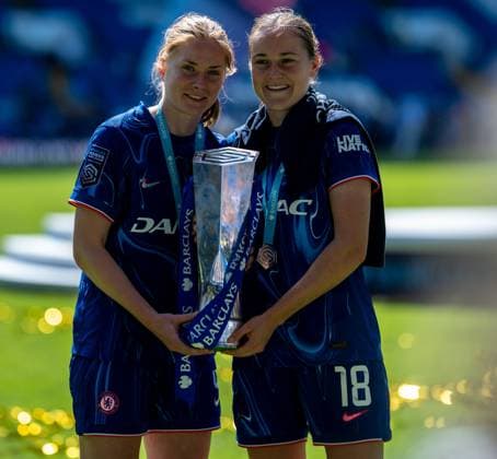 GB. London 10 MAY: Sjoeke Nusken and Wieke Kaptein of Chelsea FC celebrate with a trophy during the Barclays Women s Super League match between Chelsea FC and Liverpool FC at Stamford Bridge on May 10, 2025 in London, England. Photo Sebastian Frej Chelsea FC v Liverpool FC, WSL Copyright: xSebastianxFrejx