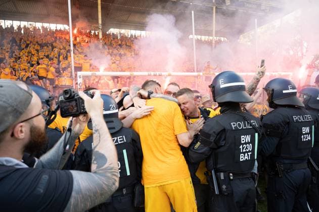 10 05 2025, xhfmx, Fussball 3 Liga, SV Waldhof Mannheim Dynamo Dresden Stefan Kutschke Dynamo Dresden celebrates with the fans between the police DFL DFB REGULATIONS PROHIBIT ANY USE OF PHOTOGRAPHS as IMAGE SEQUENCES and or QUASI VIDEO Mannheim