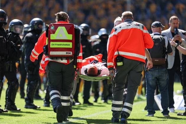 An injured player had to be carried off at SV Waldhof Mannheim SG Dynamo Dresden on 10 05 25 at Carl Benz Stadium, Mannheim xamx Photo Alfio Marino Copyright: