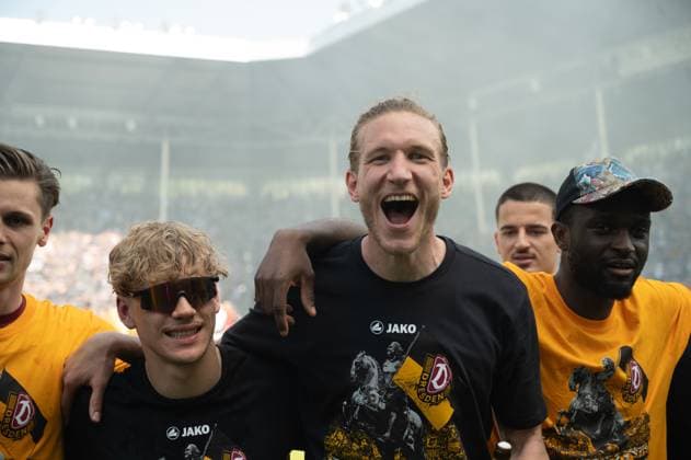 10 05 2025, xhfmx, Soccer 3 Liga, SV Waldhof Mannheim Dynamo Dresden The Dynamo players celebrate the promotion to the 2 Bundesliga with the fans DFL DFB REGULATIONS PROHIBIT ANY USE OF PHOTOGRAPHS as IMAGE SEQUENCES and or QUASI VIDEO Mannheim