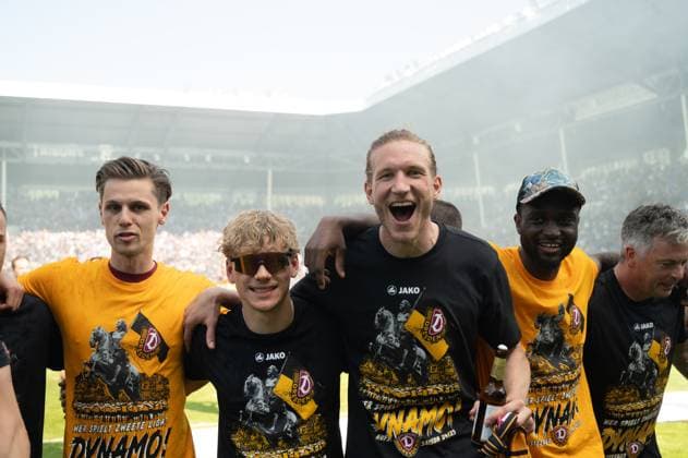 10 05 2025, xhfmx, Soccer 3 Liga, SV Waldhof Mannheim Dynamo Dresden The Dynamo players celebrate the promotion to the 2 Bundesliga with the fans DFL DFB REGULATIONS PROHIBIT ANY USE OF PHOTOGRAPHS as IMAGE SEQUENCES and or QUASI VIDEO Mannheim