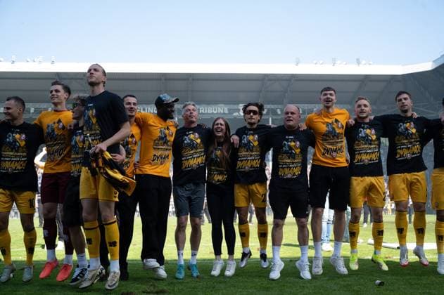 10 05 2025, xhfmx, Soccer 3 Liga, SV Waldhof Mannheim Dynamo Dresden The Dynamo players celebrate the promotion to the 2 Bundesliga with the fans DFL DFB REGULATIONS PROHIBIT ANY USE OF PHOTOGRAPHS as IMAGE SEQUENCES and or QUASI VIDEO Mannheim