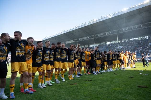 10 05 2025, xhfmx, Soccer 3 Liga, SV Waldhof Mannheim Dynamo Dresden The Dynamo players celebrate the promotion to the 2 Bundesliga with the fans DFL DFB REGULATIONS PROHIBIT ANY USE OF PHOTOGRAPHS as IMAGE SEQUENCES and or QUASI VIDEO Mannheim