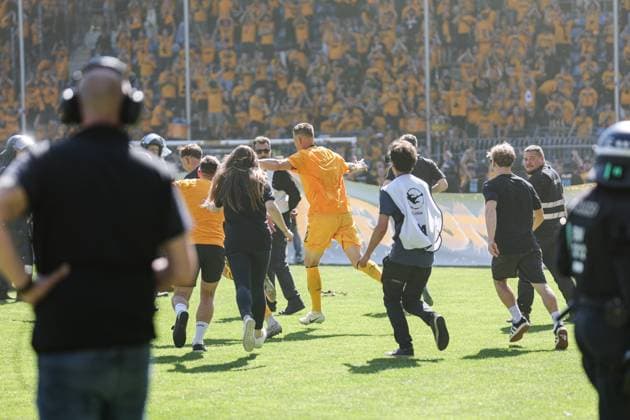 The players of SG Dynamo Dresden celebrate the promotion to the 2 Bundesliga at SV Waldhof Mannheim SG Dynamo Dresden on 10 05 25 at Carl Benz Stadium, Mannheim xamx Photo Alfio Marino Copyright: