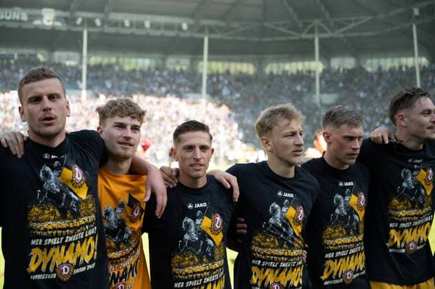 10 05 2025, xhfmx, Soccer 3 Liga, SV Waldhof Mannheim Dynamo Dresden Dynamo players celebrate with the fans the promotion to the 2 Bundesliga DFL DFB REGULATIONS PROHIBIT ANY USE OF PHOTOGRAPHS as IMAGE SEQUENCES and or QUASI VIDEO Mannheim