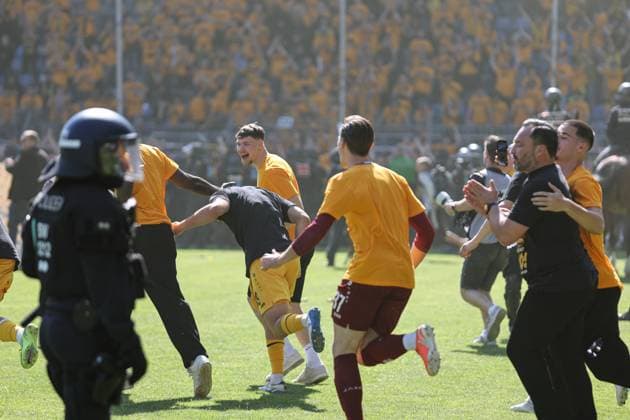 The players of SG Dynamo Dresden celebrate the promotion to the 2 Bundesliga at SV Waldhof Mannheim SG Dynamo Dresden on 10 05 25 at Carl Benz Stadium, Mannheim xamx Photo Alfio Marino Copyright: