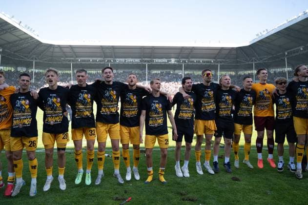 10 05 2025, xhfmx, Soccer 3 Liga, SV Waldhof Mannheim Dynamo Dresden Dynamo players celebrate with the fans the promotion to the 2 Bundesliga DFL DFB REGULATIONS PROHIBIT ANY USE OF PHOTOGRAPHS as IMAGE SEQUENCES and or QUASI VIDEO Mannheim