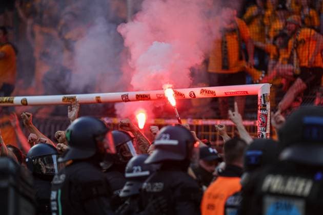 The players and fans of SG Dynamo Dresden celebrate the promotion to the 2 Bundesliga at SV Waldhof Mannheim SG Dynamo Dresden on 10 05 25 at Carl Benz Stadium, Mannheim xamx Photo Alfio Marino Copyright: