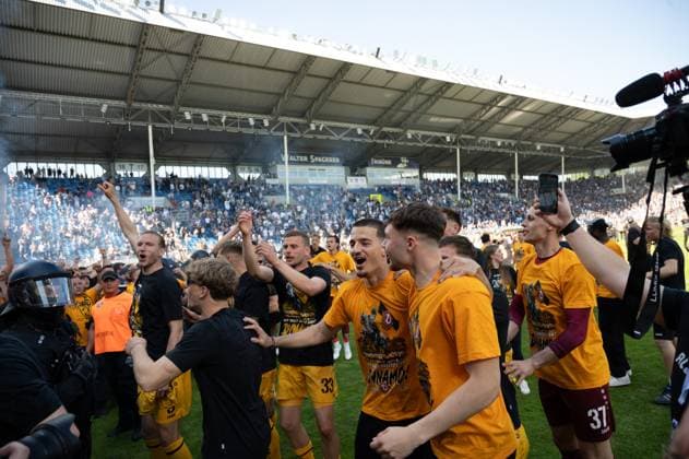 10 05 2025, xhfmx, Fußball 3 Liga, SV Waldhof Mannheim Dynamo Dresden Dynamo Dresden players celebrate the promotion with the fans in the stadium DFL DFB REGULATIONS PROHIBIT ANY USE OF PHOTOGRAPHS as IMAGE SEQUENCES and or QUASI VIDEO Mannheim