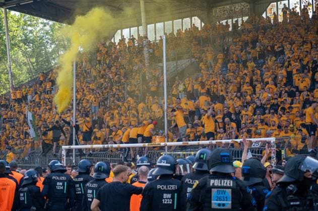 10 05 2025, xhfmx, Fußball 3 Liga, SV Waldhof Mannheim Dynamo Dresden Pyro im Dynamo Dresden Block DFL DFB REGULATIONS PROHIBIT ANY USE OF PHOTOGRAPHS as IMAGE SEQUENCES and or QUASI VIDEO Mannheim