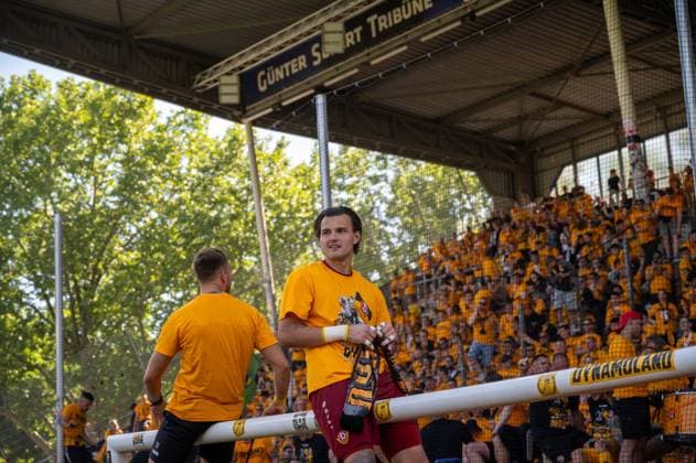 10 05 2025, xhfmx, Fußball 3 Liga, SV Waldhof Mannheim Dynamo Dresden Tim Stanislav Schreiber Dynamo Dresden is celebrated by the fans on the goal bar DFL DFB REGULATIONS PROHIBIT ANY USE OF PHOTOGRAPHS as IMAGE SEQUENCES and or QUASI VIDEO Mannheim