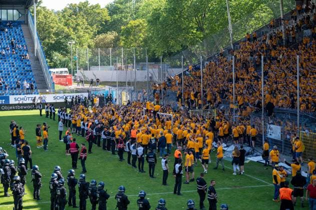 10 05 2025, xhfmx, Fußball 3 Liga, SV Waldhof Mannheim Dynamo Dresden The police lined up in front of the Dynamo block DFL DFB REGULATIONS PROHIBIT ANY USE OF PHOTOGRAPHS as IMAGE SEQUENCES and or QUASI VIDEO Mannheim