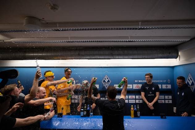 10 05 2025, xhfmx, Fußball 3 Liga, SV Waldhof Mannheim Dynamo Dresden Thomas Stamm Trainer Dynamo Dresden gets a beer shower from his team at the press conference DFL DFB REGULATIONS PROHIBIT ANY USE OF PHOTOGRAPHS as IMAGE SEQUENCES and or QUASI VIDEO Mannheim