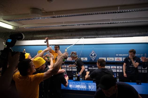 10 05 2025, xhfmx, Fußball 3 Liga, SV Waldhof Mannheim Dynamo Dresden Thomas Stamm Trainer Dynamo Dresden gets a beer shower from his team at the press conference DFL DFB REGULATIONS PROHIBIT ANY USE OF PHOTOGRAPHS as IMAGE SEQUENCES and or QUASI VIDEO Mannheim