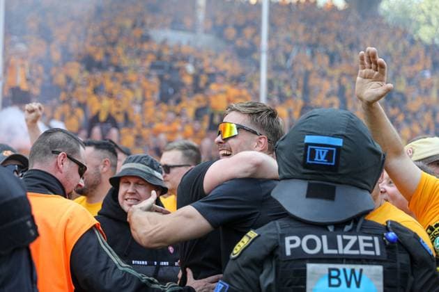 SG Dynamo Dresden players celebrate promotion in front of the visiting fan block at SV Waldhof Mannheim SG Dynamo Dresden on 10 05 25 at Carl Benz Stadium, Mannheim xamx Photo Alfio Marino Copyright: