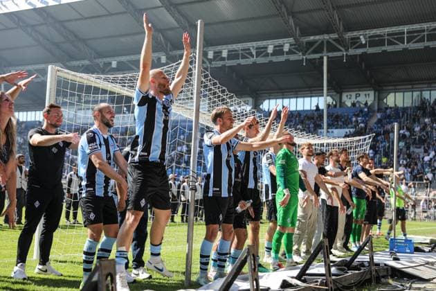 The players of SV Waldhof Mannheim are celebrated by their fans at SV Waldhof Mannheim SG Dynamo Dresden on 10 05 25 at Carl Benz Stadium, Mannheim xamx Photo Alfio Marino Copyright: