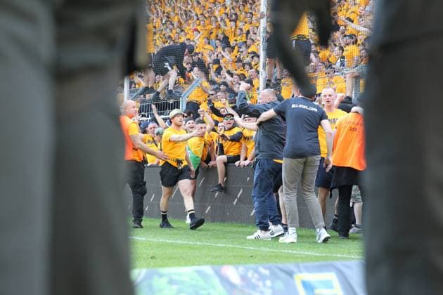 10 05 2025, xrekx, Fussball 3 Liga, SV Waldhof Mannheim Dynamo Dresden v l Platzsturm Dynamo Fans, Polizei DFL DFB REGULATIONS PROHIBIT ANY USE OF PHOTOGRAPHS as IMAGE SEQUENCES and or QUASI VIDEO Mannheim