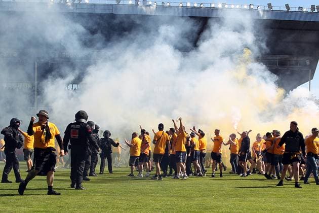 10 05 2025, xrekx, Fussball 3 Liga, SV Waldhof Mannheim Dynamo Dresden v l Platzsturm Dynamo Fans DFL DFB REGULATIONS PROHIBIT ANY USE OF PHOTOGRAPHS as IMAGE SEQUENCES and or QUASI VIDEO Mannheim