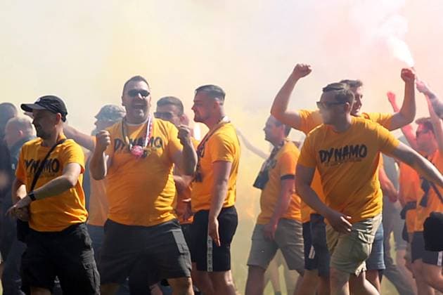 10 05 2025, xrekx, Fussball 3 Liga, SV Waldhof Mannheim Dynamo Dresden v l Platzsturm Dynamo Fans DFL DFB REGULATIONS PROHIBIT ANY USE OF PHOTOGRAPHS as IMAGE SEQUENCES and or QUASI VIDEO Mannheim