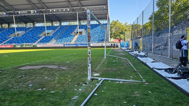 Damage on the SV Waldhof Mannheim pitch, SG Dynamo Dresden fans celebrated on the pitch at SV Waldhof Mannheim SG Dynamo Dresden on 10 05 25 at Carl Benz Stadium, Mannheim xamx Photo Alfio Marino Copyright: