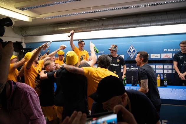 10 05 2025, xhfmx, Fußball 3 Liga, SV Waldhof Mannheim Dynamo Dresden Thomas Stamm Trainer Dynamo Dresden gets a beer shower from his team at the press conference DFL DFB REGULATIONS PROHIBIT ANY USE OF PHOTOGRAPHS as IMAGE SEQUENCES and or QUASI VIDEO Mannheim
