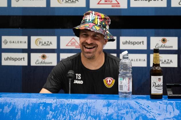 10 05 2025, xhfmx, Soccer 3 Liga, SV Waldhof Mannheim Dynamo Dresden Thomas Stamm Coach Dynamo Dresden after his beer shower at the press conference DFL DFB REGULATIONS PROHIBIT ANY USE OF PHOTOGRAPHS as IMAGE SEQUENCES and or QUASI VIDEO Mannheim