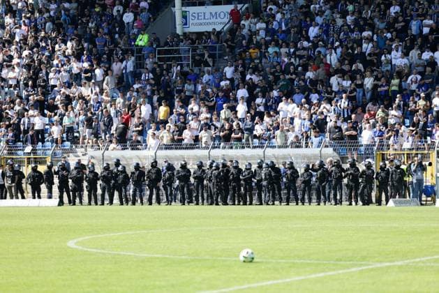 10 05 2025, xhettx, Fußball 3 Liga, SV Waldhof Mannheim Dynamo Dresden v l Hundertschaft am Spielfeldrand DFL DFB REGULATIONS PROHIBIT ANY USE OF PHOTOGRAPHS as IMAGE SEQUENCES and or QUASI VIDEO