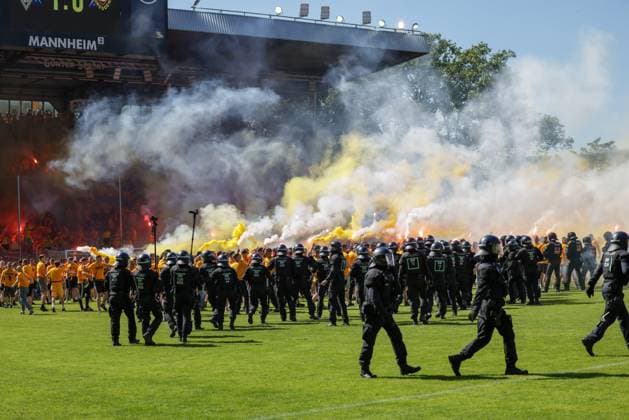 10 05 2025, xhettx, Soccer 3 Liga, SV Waldhof Mannheim Dynamo Dresden v l Visiting fans celebrate promotion by storming the pitch DFL DFB REGULATIONS PROHIBIT ANY USE OF PHOTOGRAPHS as IMAGE SEQUENCES and or QUASI VIDEO