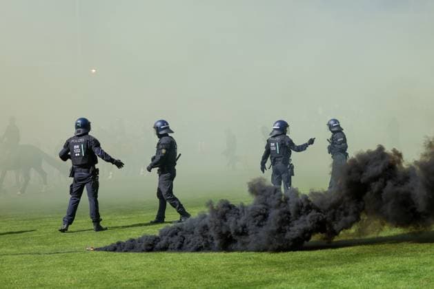10 05 2025, xhettx, Soccer 3 Liga, SV Waldhof Mannheim Dynamo Dresden v l Visiting fans celebrate promotion by storming the pitch DFL DFB REGULATIONS PROHIBIT ANY USE OF PHOTOGRAPHS as IMAGE SEQUENCES and or QUASI VIDEO