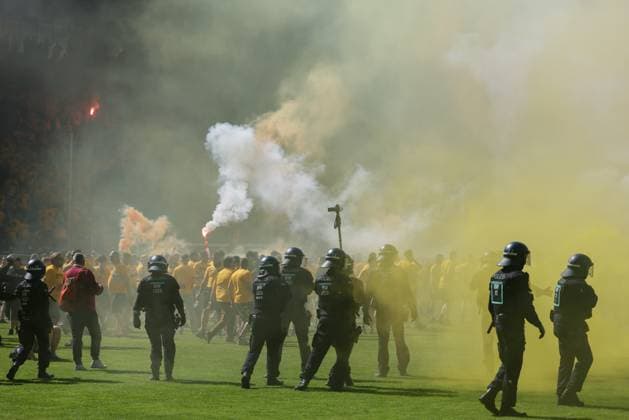 10 05 2025, xhettx, Soccer 3 Liga, SV Waldhof Mannheim Dynamo Dresden v l Visiting fans celebrate promotion by storming the pitch DFL DFB REGULATIONS PROHIBIT ANY USE OF PHOTOGRAPHS as IMAGE SEQUENCES and or QUASI VIDEO
