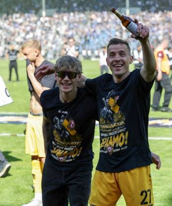 10 05 2025, xhettx, Soccer 3 Liga, SV Waldhof Mannheim Dynamo Dresden v l The team celebrates with the fans Niklas Hauptmann SG Dynamo Dresden, 27 DFL DFB REGULATIONS PROHIBIT ANY USE OF PHOTOGRAPHS as IMAGE SEQUENCES and or QUASI VIDEO