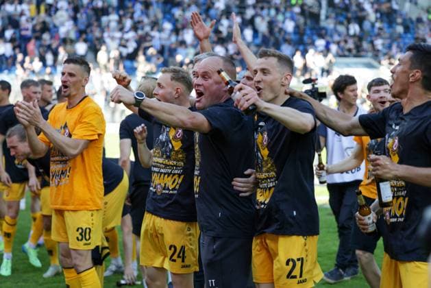 10 05 2025, xhettx, Soccer 3 Liga, SV Waldhof Mannheim Dynamo Dresden v l The team celebrates with the fans DFL DFB REGULATIONS PROHIBIT ANY USE OF PHOTOGRAPHS as IMAGE SEQUENCES and or QUASI VIDEO