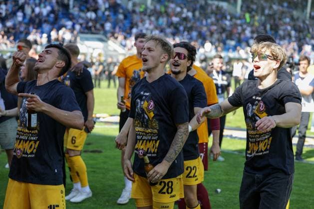 10 05 2025, xhettx, Soccer 3 Liga, SV Waldhof Mannheim Dynamo Dresden v l The team celebrates with the fans DFL DFB REGULATIONS PROHIBIT ANY USE OF PHOTOGRAPHS as IMAGE SEQUENCES and or QUASI VIDEO