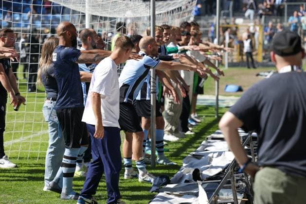10 05 2025, xhettx, Fußball 3 Liga, SV Waldhof Mannheim Dynamo Dresden v l The Waldhof team is celebrated by the fans DFL DFB REGULATIONS PROHIBIT ANY USE OF PHOTOGRAPHS as IMAGE SEQUENCES and or QUASI VIDEO