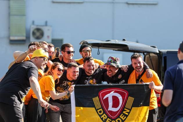 Even in the parking lot the fans celebrate with the guest coach Thomas Stamm Coach, SG Dynamo Dresden at SV Waldhof Mannheim SG Dynamo Dresden on 10 05 25 at Carl Benz Stadium, Mannheim xamx Photo Alfio Marino Copyright: