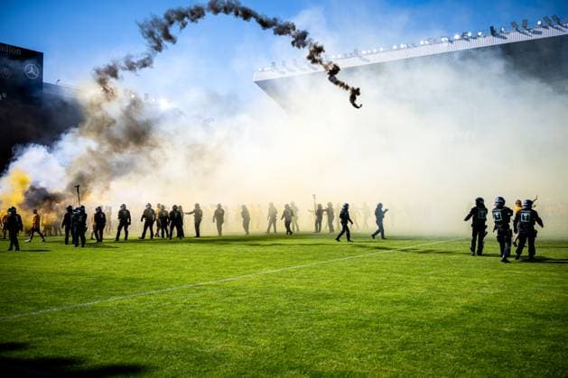 3 Liga, SV Waldhof Mannheim 07 SG Dynamo Dresden 10 05 2025 Dresden fans storming the pitch after the final whistle, pyro, pyrotechnics, smoke, police operation, police 3 Liga, SV Waldhof Mannheim 07 Dynamo Dresden, on 10 05 2025 at the Carl Benz Stadium in Mannheim DFB REGULATIONS PROHIBIT ANY USE OF PHOTOGRAPHS AS IMAGE SEQUENCES AND OR QUASI VIDEO Copyright: xBEAUTIFULxSPORTS Gelhardtx