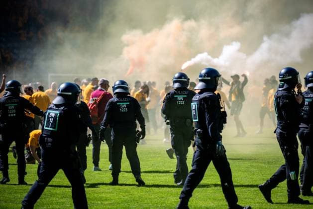 3 Liga, SV Waldhof Mannheim 07 SG Dynamo Dresden 10 05 2025 Dresden fans storming the pitch after the final whistle, pyro, pyrotechnics, smoke, police operation, police 3 Liga, SV Waldhof Mannheim 07 Dynamo Dresden, on 10 05 2025 at the Carl Benz Stadium in Mannheim DFB REGULATIONS PROHIBIT ANY USE OF PHOTOGRAPHS AS IMAGE SEQUENCES AND OR QUASI VIDEO Copyright: xBEAUTIFULxSPORTS Gelhardtx