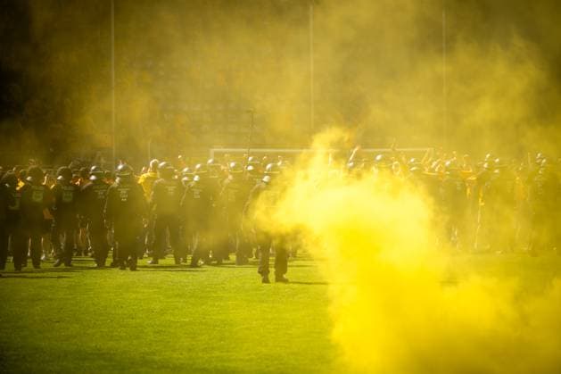 3 Liga, SV Waldhof Mannheim 07 SG Dynamo Dresden 10 05 2025 Dresden fans storming the pitch after the final whistle, pyro, pyrotechnics, smoke, police operation, police 3 Liga, SV Waldhof Mannheim 07 Dynamo Dresden, on 10 05 2025 at the Carl Benz Stadium in Mannheim DFB REGULATIONS PROHIBIT ANY USE OF PHOTOGRAPHS AS IMAGE SEQUENCES AND OR QUASI VIDEO Copyright: xBEAUTIFULxSPORTS Gelhardtx