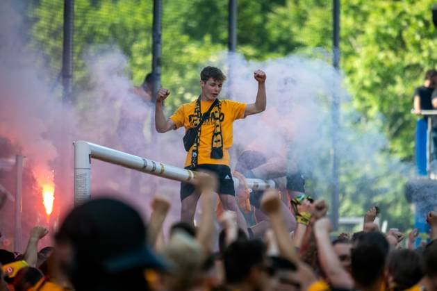 3 Liga, SV Waldhof Mannheim 07 SG Dynamo Dresden 10 05 2025 Dresden fans storming the pitch after the final whistle, pyro, pyrotechnics, smoke, police operation, police 3 Liga, SV Waldhof Mannheim 07 Dynamo Dresden, on 10 05 2025 at the Carl Benz Stadium in Mannheim DFB REGULATIONS PROHIBIT ANY USE OF PHOTOGRAPHS AS IMAGE SEQUENCES AND OR QUASI VIDEO Copyright: xBEAUTIFULxSPORTS Gelhardtx